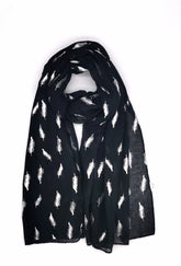 Scarf with feather pattern